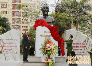Đúc tượng nhà cách mạng Nga Ph.E. Dgiec-zen-xki tại Học viện cảnh sát