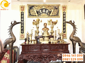 Đỉnh đồng bày trên bàn thờ cúng tổ tiên đẹp