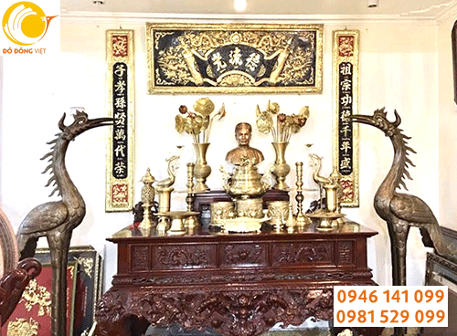 Đỉnh đồng bày trên bàn thờ cúng tổ tiên đẹp