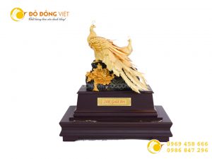 Quà tặng phong thủy cao cấp đôi chim công bằng vàng