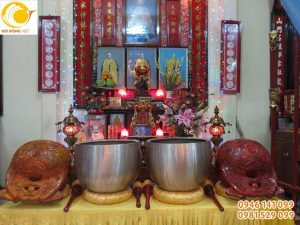 Chuông đồng và mõ gỗ dùng trong thờ cúng tâm linh