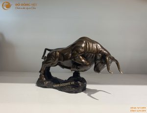 Tượng bò tót và ý nghĩa phong thủy trên bàn làm việc
