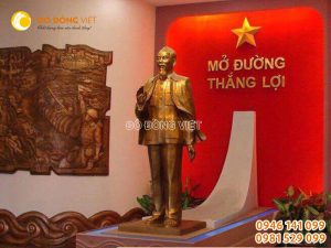 Tượng đài Bác Hồ dáng đứng khoác áo