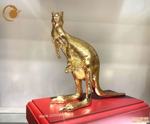 Tượng chuột túi bằng đồng mạ vàng 24k
