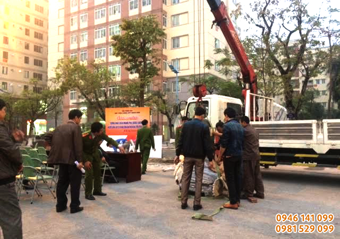 Quá trình cầu tượng lên bục đá tại khuôn viên học viện