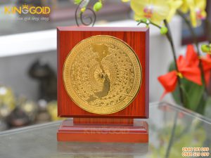 Biểu trưng mặt trống đồng có bản đồ mạ vàng sang trọng