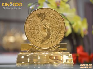 Quà tặng mặt trống đồng có bản đồ Việt Nam, đế bằng đồng mạ vàng