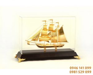 Thuyền buồm phong thủy để bàn làm việc 30 cm