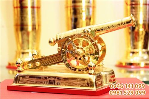 Súng thần công mạ vàng, quà để bàn pháo khắc tinh xảo