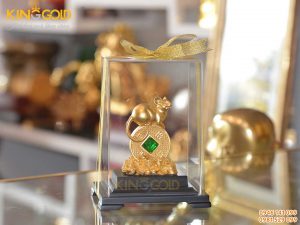 Tượng chuột phong thủy nằm trên đồng tiền vàng 24k