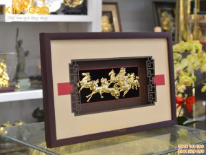 Tranh vàng 24k bát mã- tranh vàng mã đáo thành công