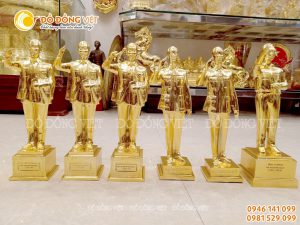 Tượng Bác Hồ bằng đồng mạ vàng đứng chào