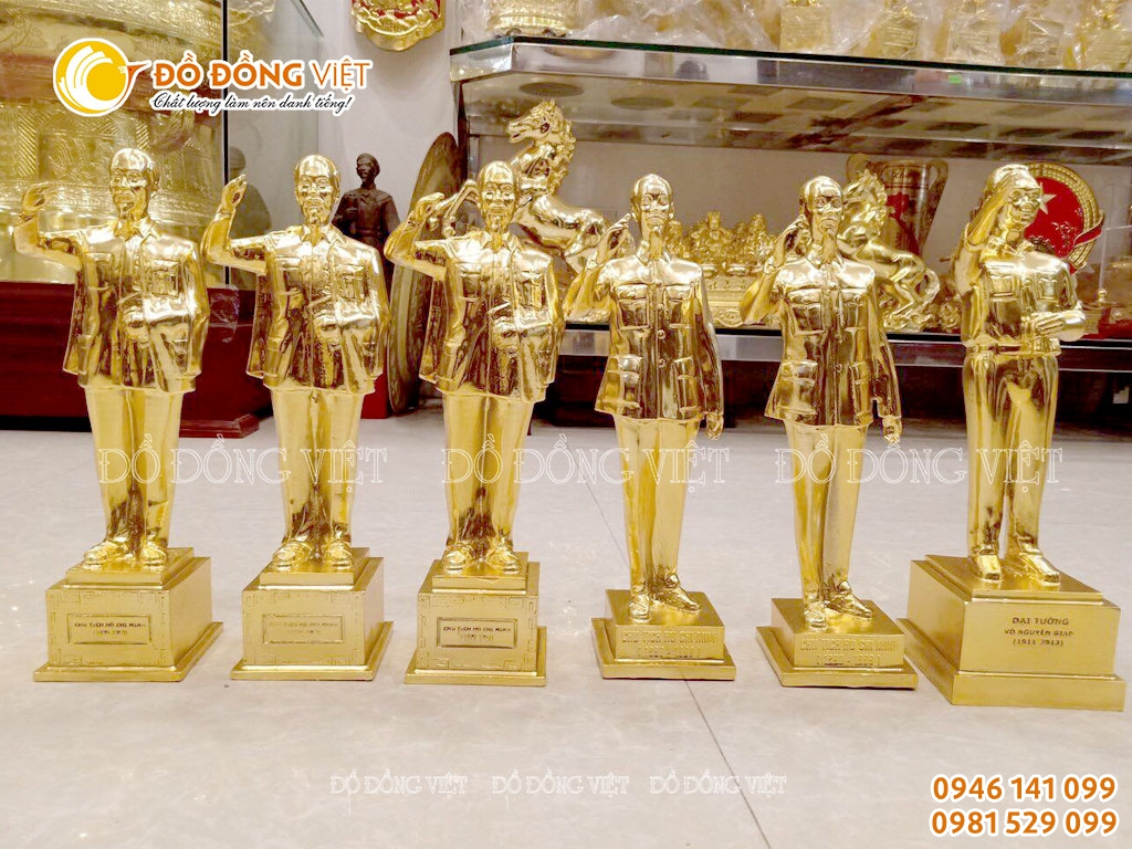 Tượng Bác Hồ bằng đồng mạ vàng đứng chào