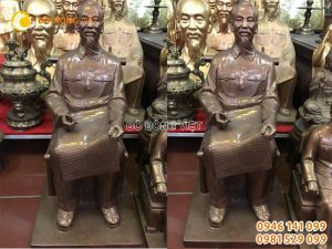 Tượng bác Hồ ngồi đọc báo bằng đồng