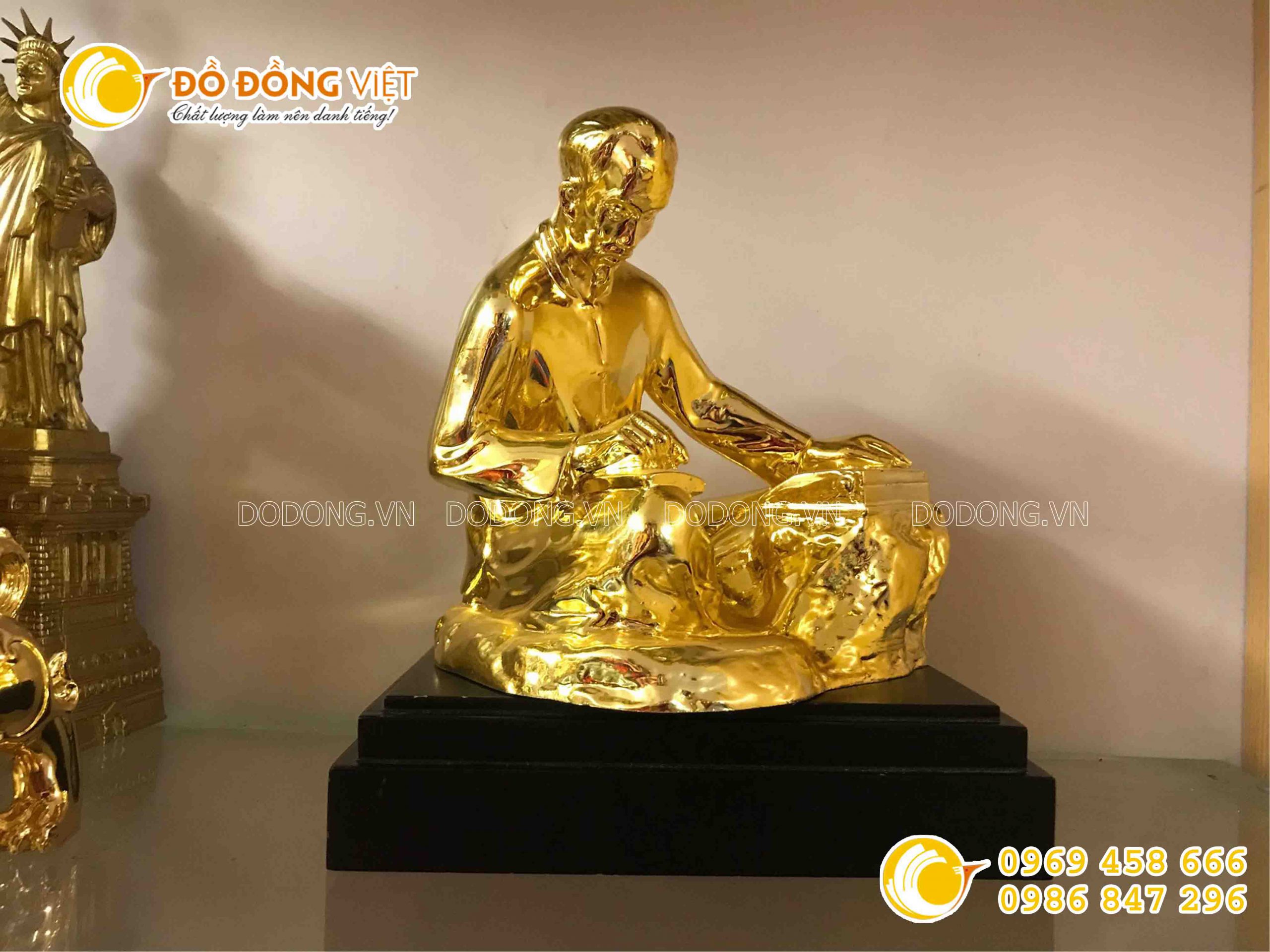 Tượng bác hồ bằng đồng ngồi viết sách loại nhỏ để bàn cao 20 cm