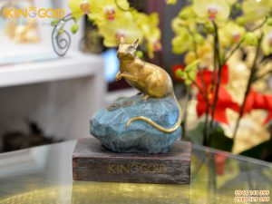 Tượng chuột bằng đồng ngồi trên mỏm đá xanh