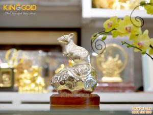 Tượng chuột đứng trên mỏm đá dát bạc