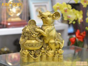 Tượng chuột tài lộc bằng đồng bên hũ tiền phú quý