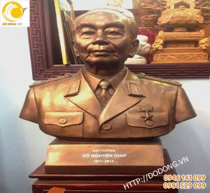 Tượng chân dung đại tướng Võ nguyên giáp tại đồng việt