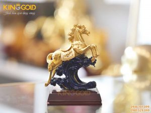 Tượng ngựa mạ vàng phi nước đại, quà tặng phong thủy độc đáo