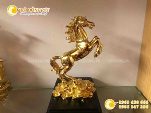 Tượng ngựa bằng đồng mạ vàng