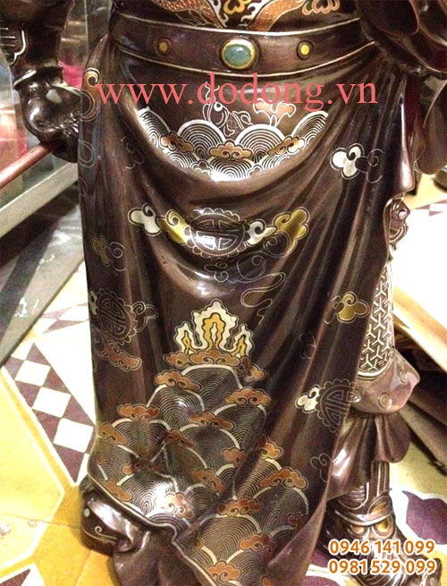 Tượng được khảm bạc, vàng,đồng lên các họa tiết, hoa văn trên áo long bào, rồng phượng, đai…