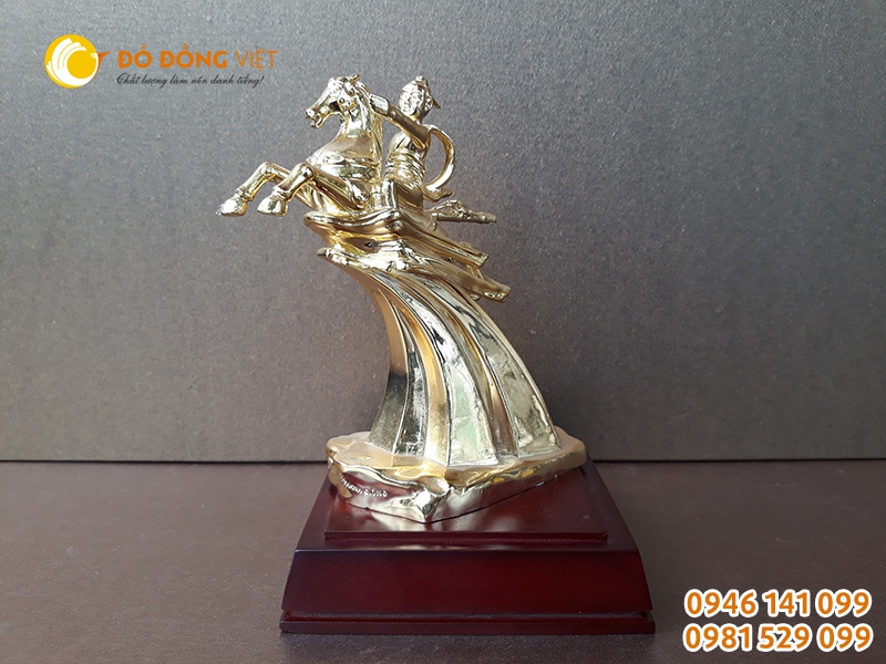Tượng thánh Gióng bằng đồng mạ vàng