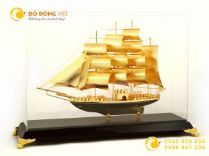 Thuyền buồm mạ vàng 50 cm để bàn trang trí