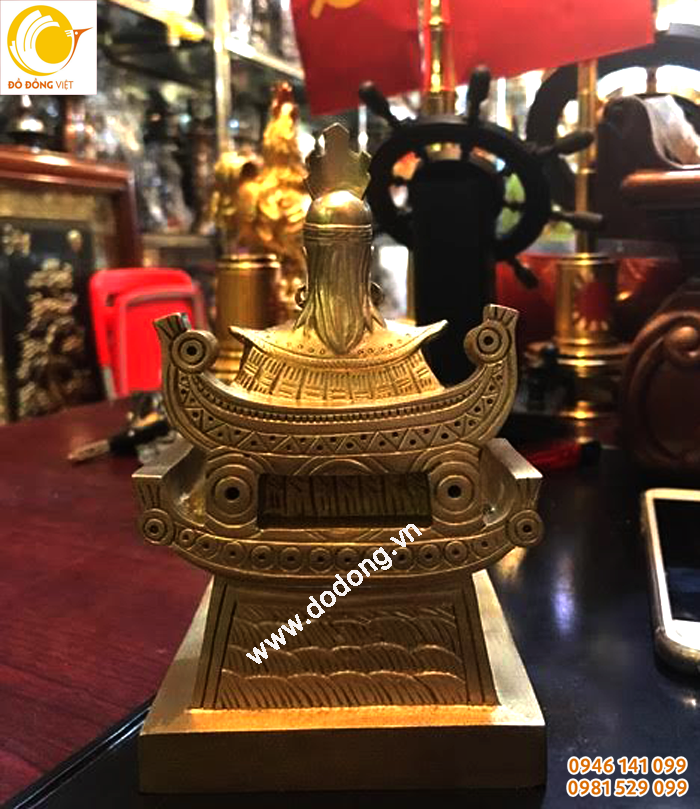 Mặt sau đúc đồng theo mẫu chuẩn, đúc nguyên khối cao 17cm, rộng 12cm đồng vàng khối sắc nét