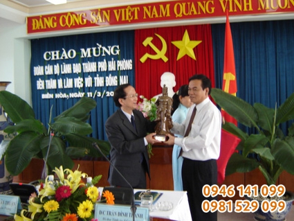 Tượng đồng nữ tướng lê chân đồng đỏ chạm khảm tam khí
