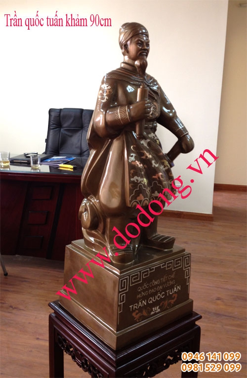 Trấn tượng đồng Trần hưng đạo trước cửa cơ quan