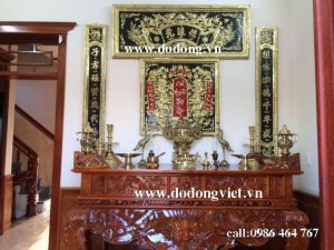 Mẫu bàn thờ gia tiên bày đỉnh dapha, hoành phi đồng vàng