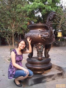 Lư hương bằng đồng đặt ngoài trời, sân đình chùa, nhà thờ