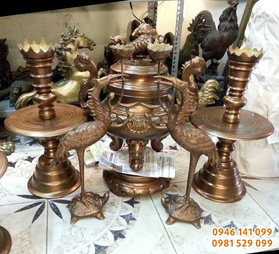 Bộ đỉnh đồng mắt cua 50cm gồm: 1 đỉnh đồng,2 chân nến,2 hạc đồng, đúc đồng nguyên khối, đánh bóng làm màu bền đẹp