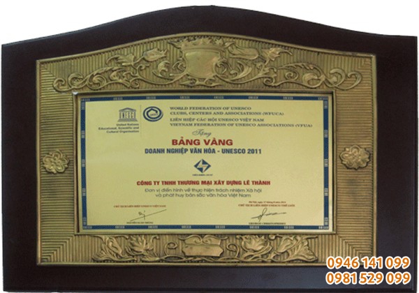 Chứng nhận doanh nhân đất Việt bằng đồng mạ vàng đồ đồng