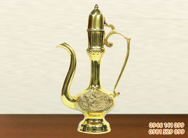 ấm rượu bằng đồng để rót rượu
