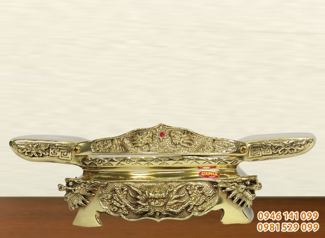 tốn thờ bằng đồng để đạt chén rượu