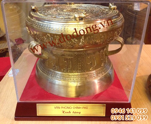 Qùa tặng trống đồng 20cm, hộp mika trắng