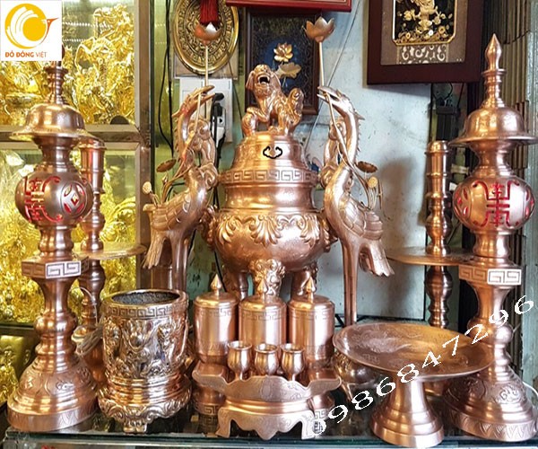 Bộ đồ thờ cúng chế tác từ đồng đỏ bằng phương pháp đúc liền khối