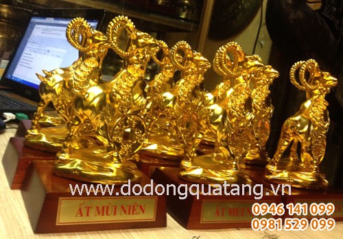 Tượng dê đúc đồng 16cm mạ vàng, gắn đế gỗ, lời tặng, hộp đựng tiêu chuẩn