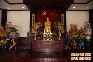 Các mẫu phòng bàn thờ Bác hồ trang trí đồ đồng