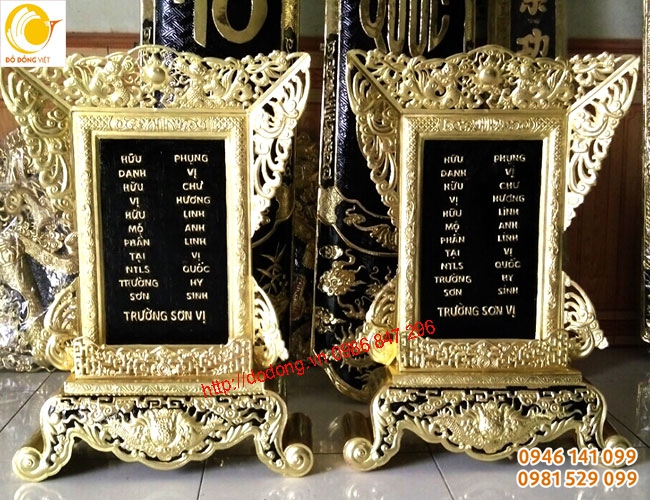 Bài vị thờ bằng đồng bày trên bàn thờ các AHLS Trường sơn tại Ngọc hồi, Kontum