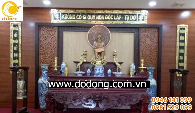 hoành phi câu đối treo hai bên phòng thờ, đại tự Bác hồ đồng vàng chạm khắc đẹp