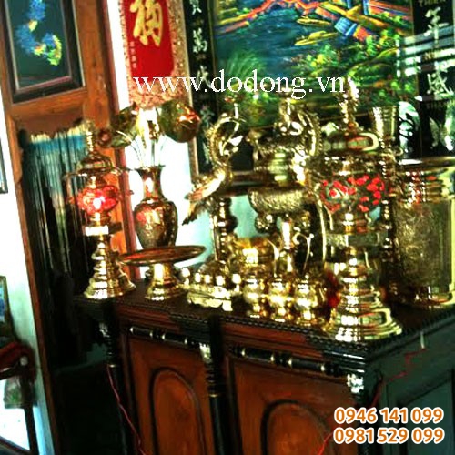 Cách bày đồ đồng trên bàn thờ của các gia đình phía nam