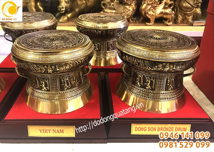 Bộ trống lưu niệm dk 15cm khắc logo lời tặng doanh nghiệp lên đế, hộp đựng tiêu chuẩn