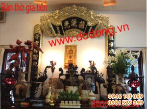 Trang trí bàn thờ gia tiên bằng đồng đồ thờ