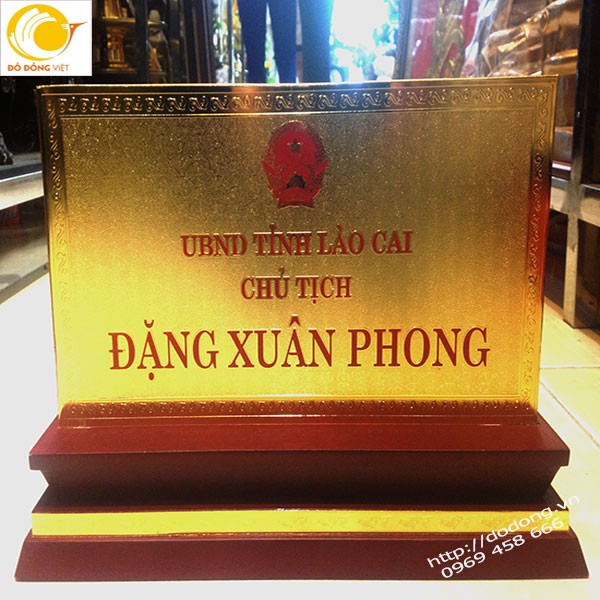 biển chức danh mạ vàng để bàn lãnh đạo tỉnh