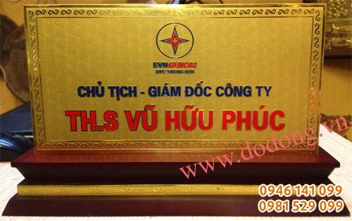 Biển chức danh để bàn làm việc bằng đồng, đế gỗ