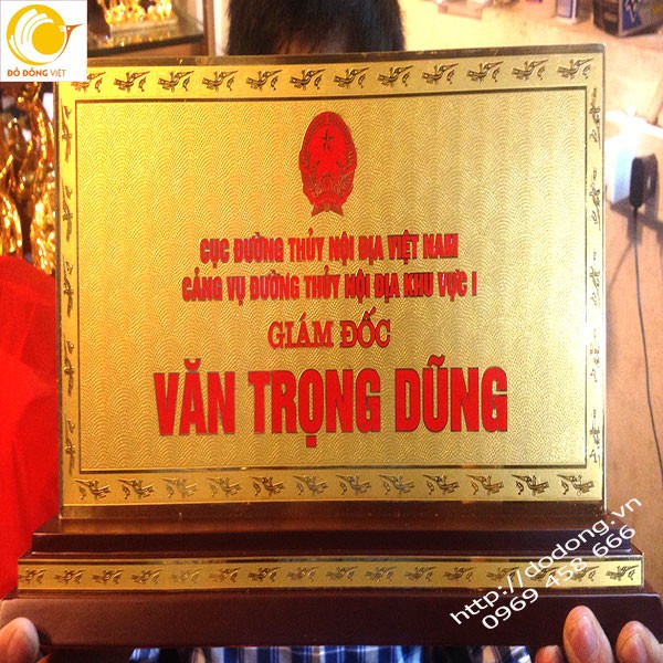 biển chức danh mạ vàng tại đồ đồng việt quà tặng