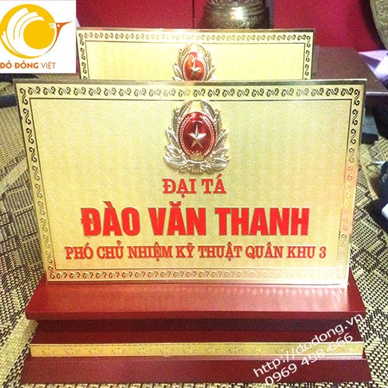 biển chức danh mạ vàng tại đồ đồng việt